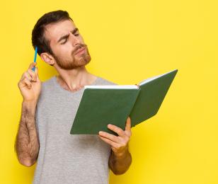 Jeune homme lisant un livre